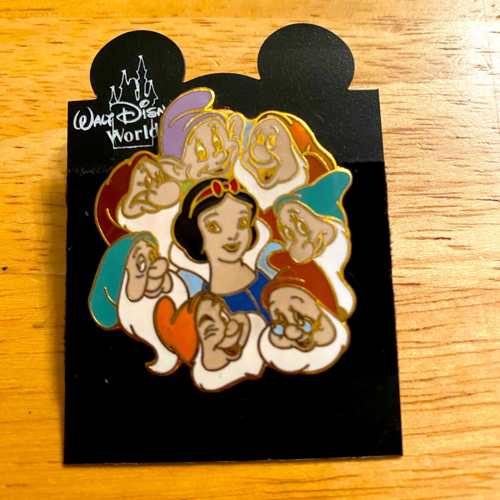 Snow White and the seven dwarfs pin.